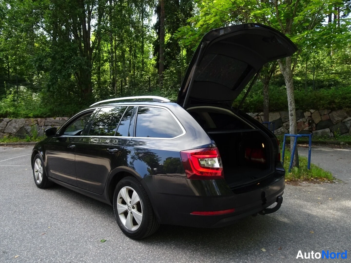 Musta Skoda Octavia 2020, takaviisto, kuva 11