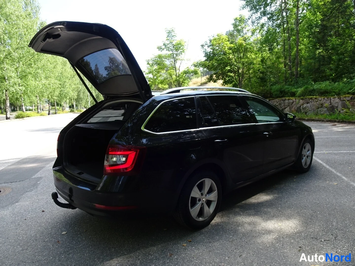 Musta Skoda Octavia 2020, takaviisto, kuva 12