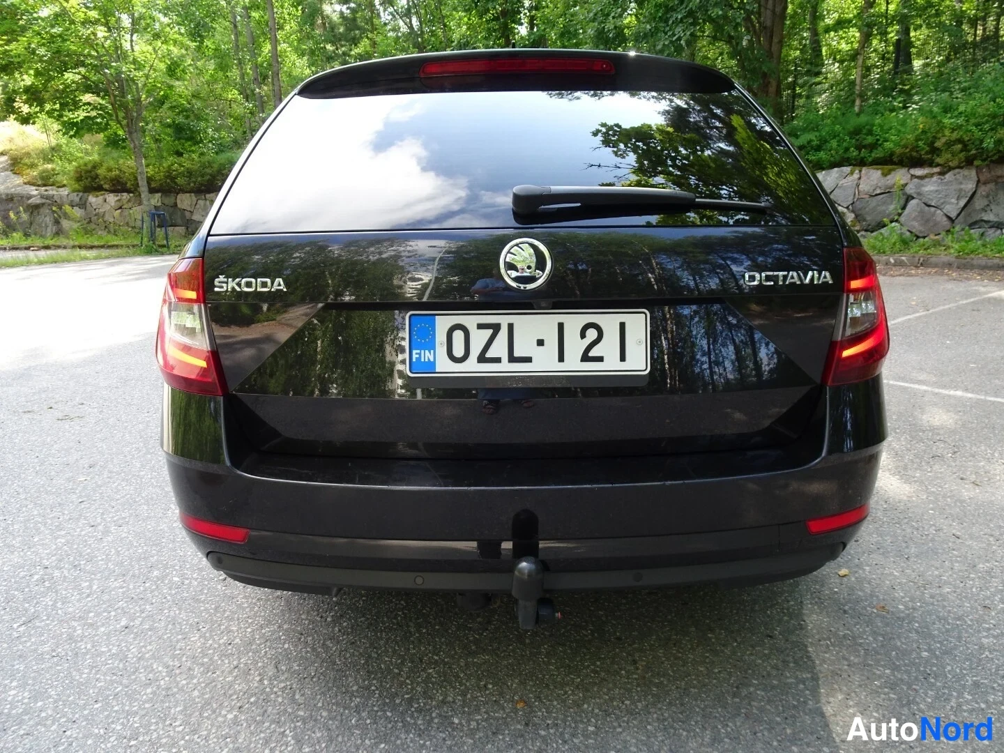 Musta Skoda Octavia 2020, takaa, kuva 16