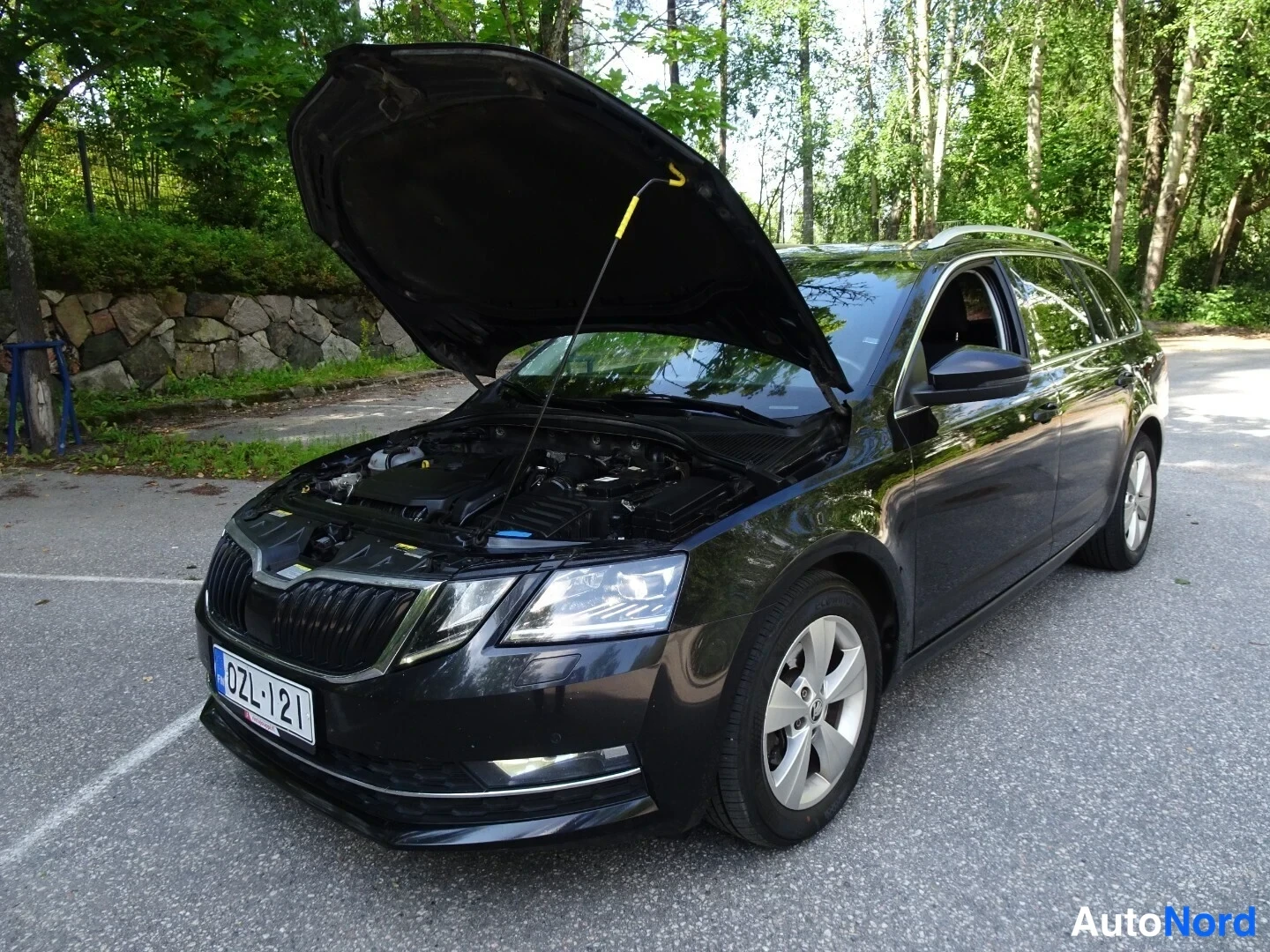 Musta Skoda Octavia 2020, etuviisto, keula vasemmalle, kuva 4