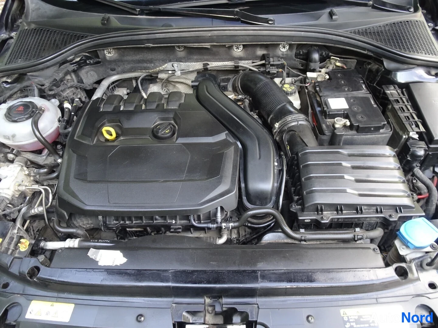 Musta Skoda Octavia 2020, moottoritila, kuva 29