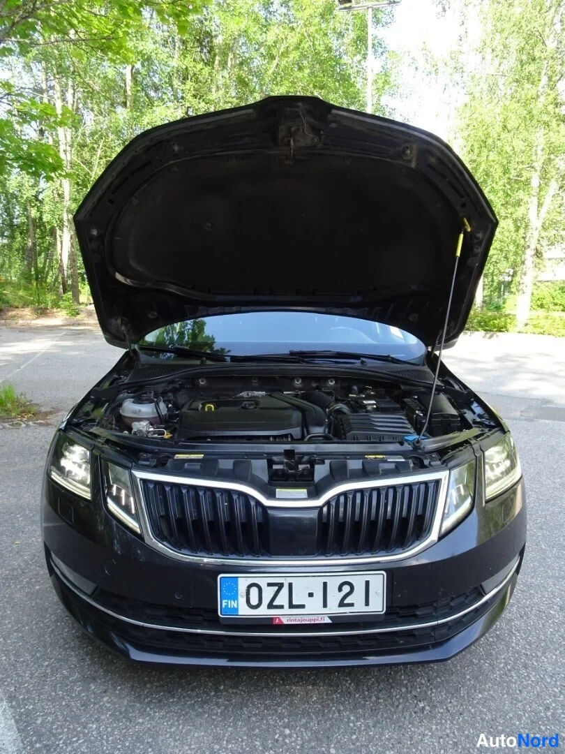 Musta Skoda Octavia 2020, edestä, kuva 9