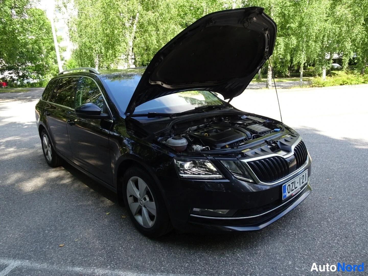 Musta Skoda Octavia 2020, etuviisto, keula oikealle, kuva 8
