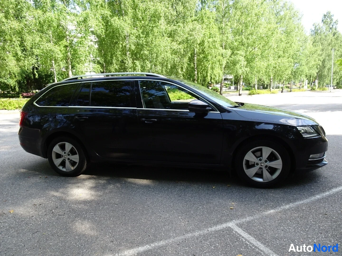 Musta Skoda Octavia 2020, sivulta, kuva 10