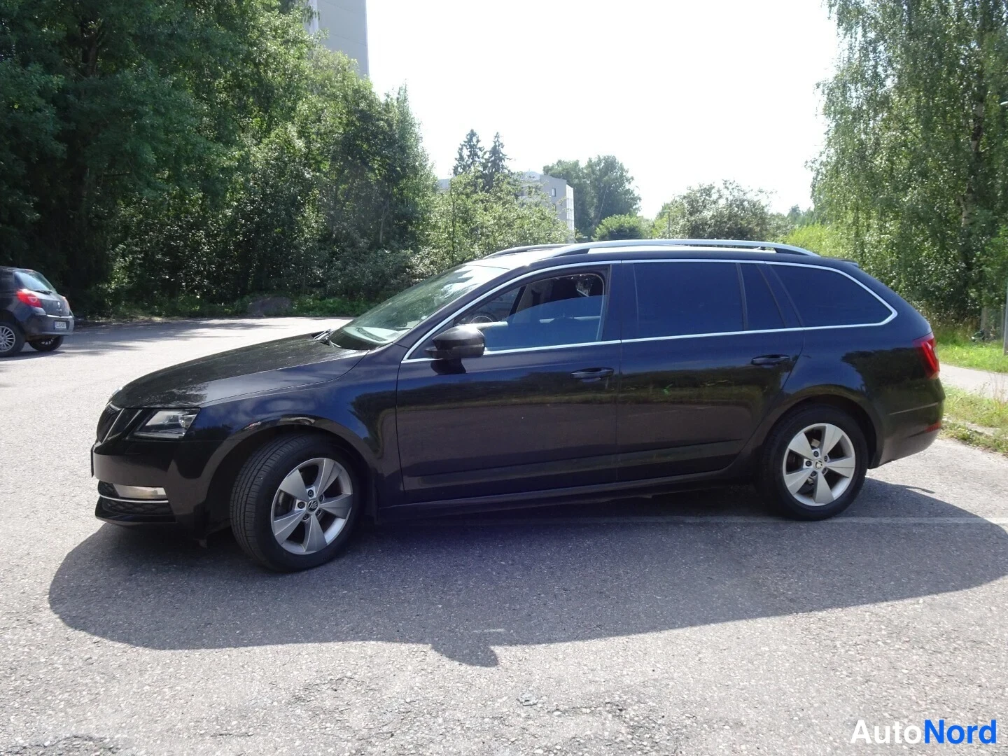Musta Skoda Octavia 2020, etuviisto, keula vasemmalle, kuva 3