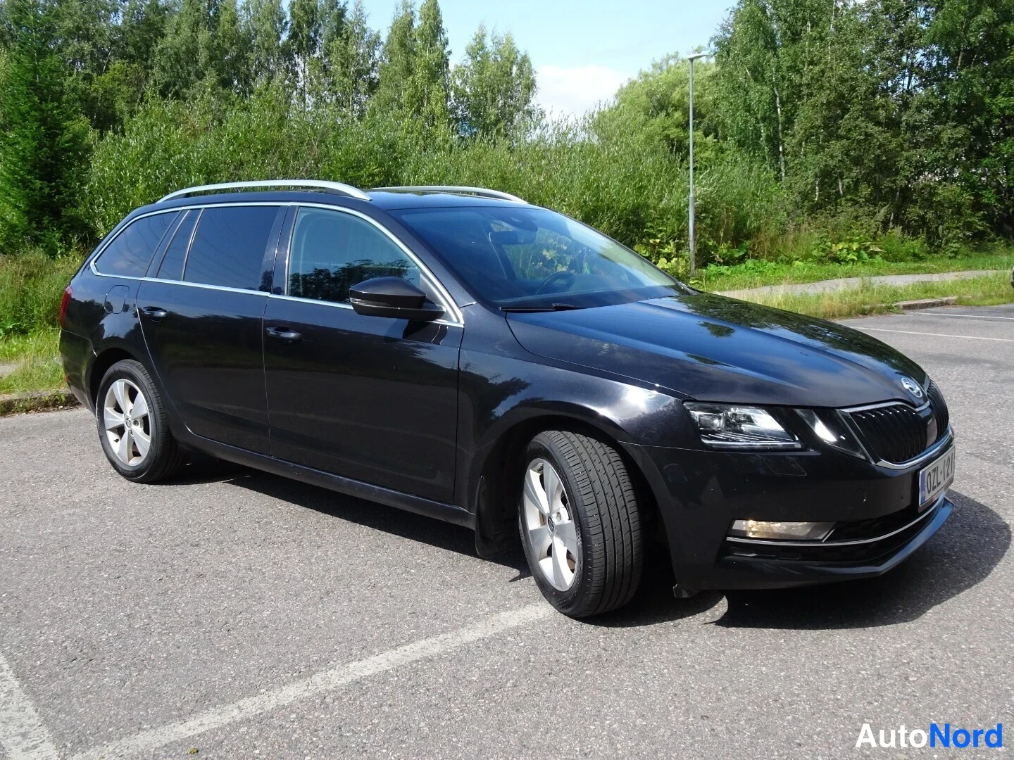 Musta Skoda Octavia 2020, etuviisto, keula oikealle, kuva 6
