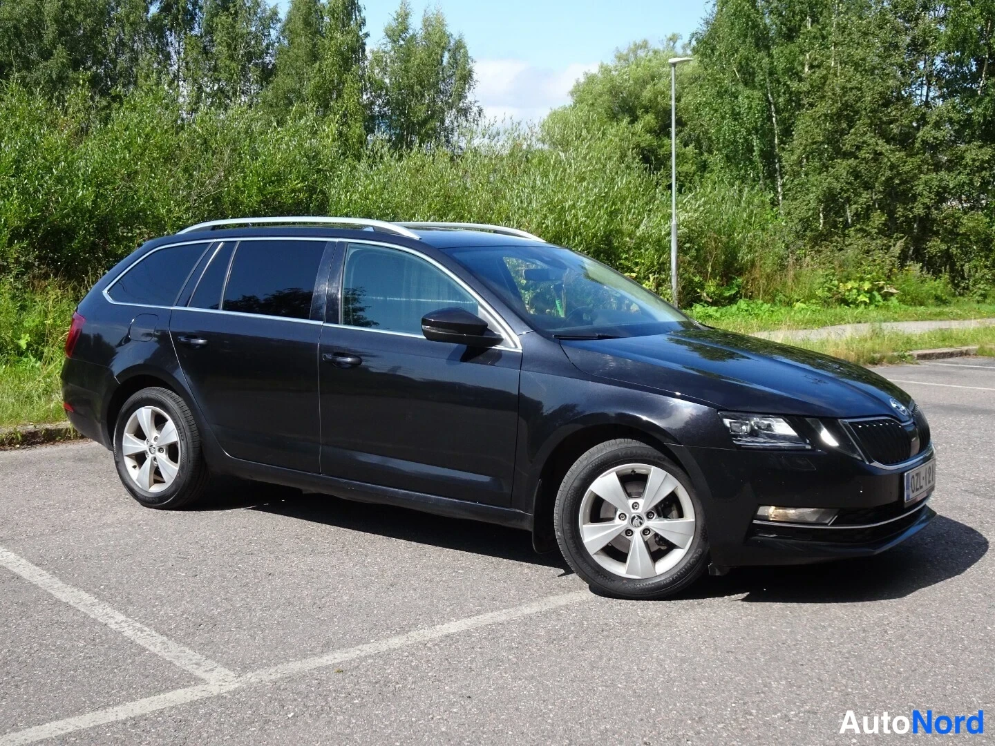 Musta Skoda Octavia 2020, etuviisto, keula oikealle, kuva 7