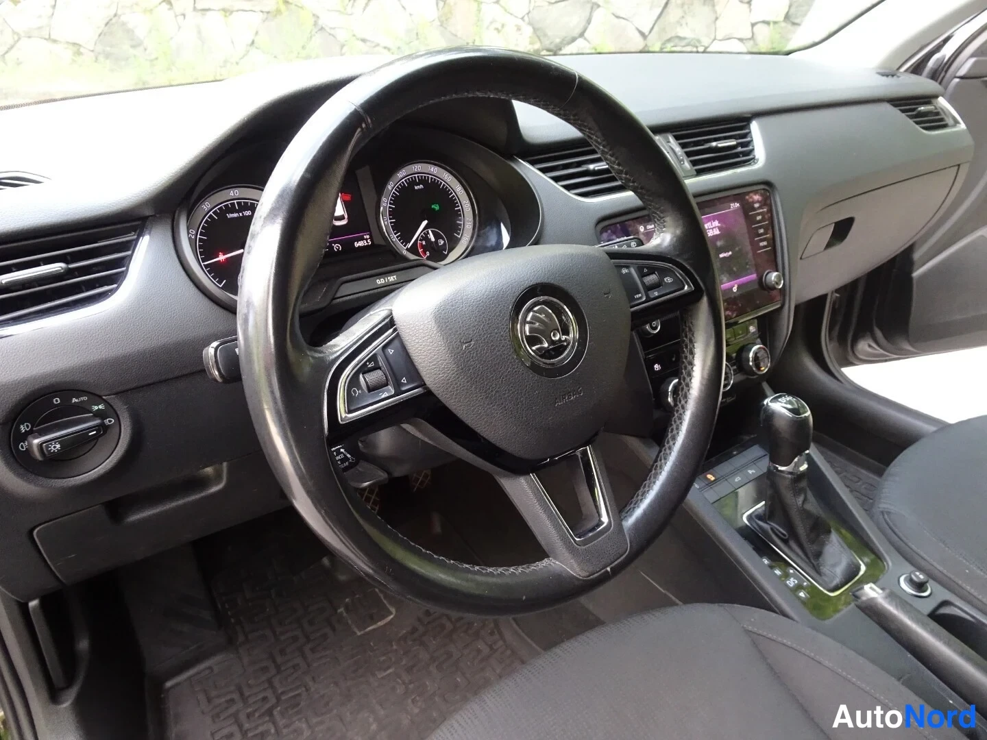 Musta Skoda Octavia 2020, ohjaamo, kuva 17