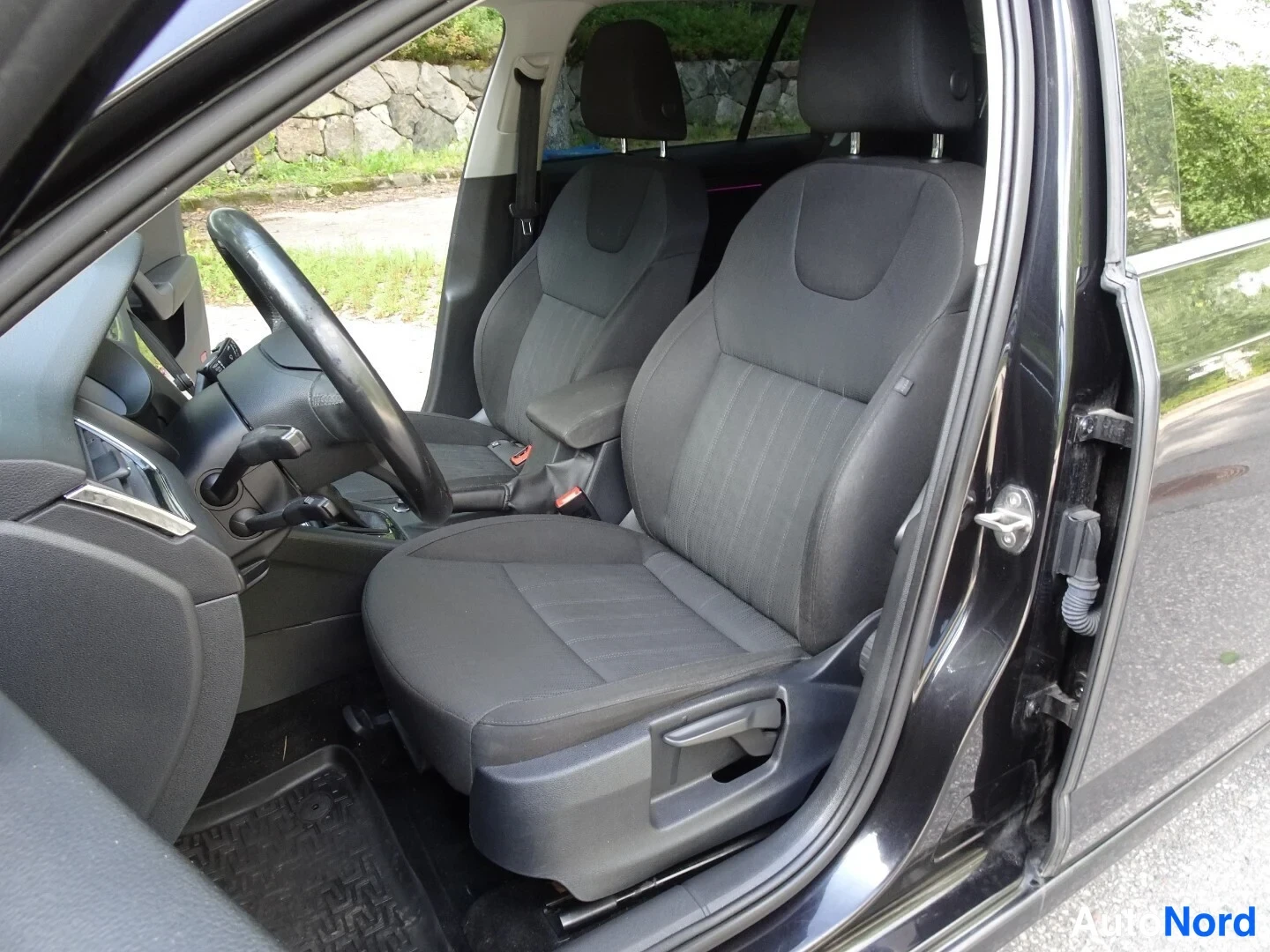 Musta Skoda Octavia 2020, etuistuimet, kuva 21