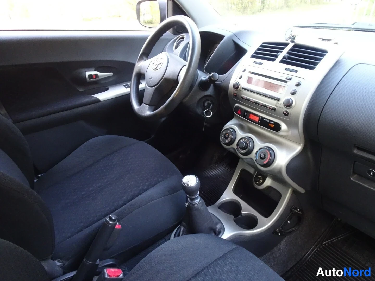 Silver Toyota Urban Cruiser 2009, cockpit, photo 27