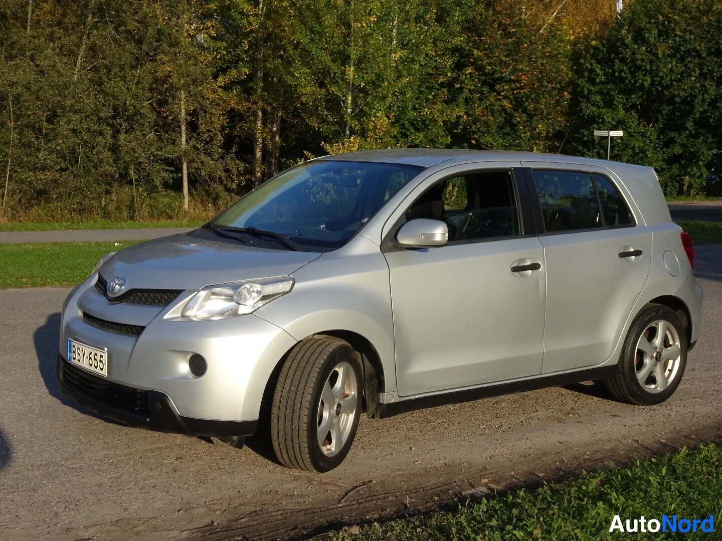 Silver Toyota Urban Cruiser 2009, front three-quarter, nose to the left, photo 3