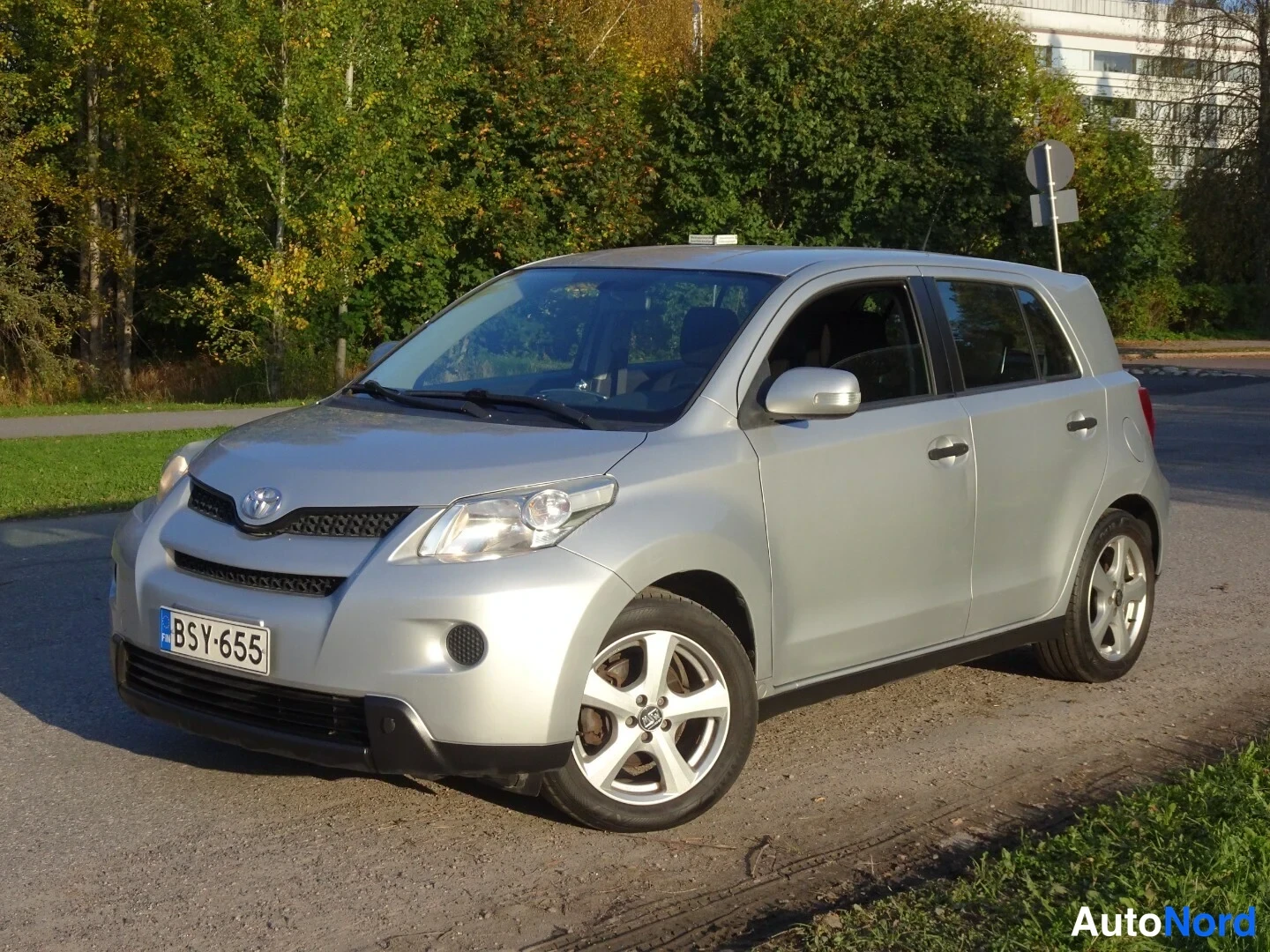 Silver Toyota Urban Cruiser 2009, front three-quarter, nose to the left, photo 5
