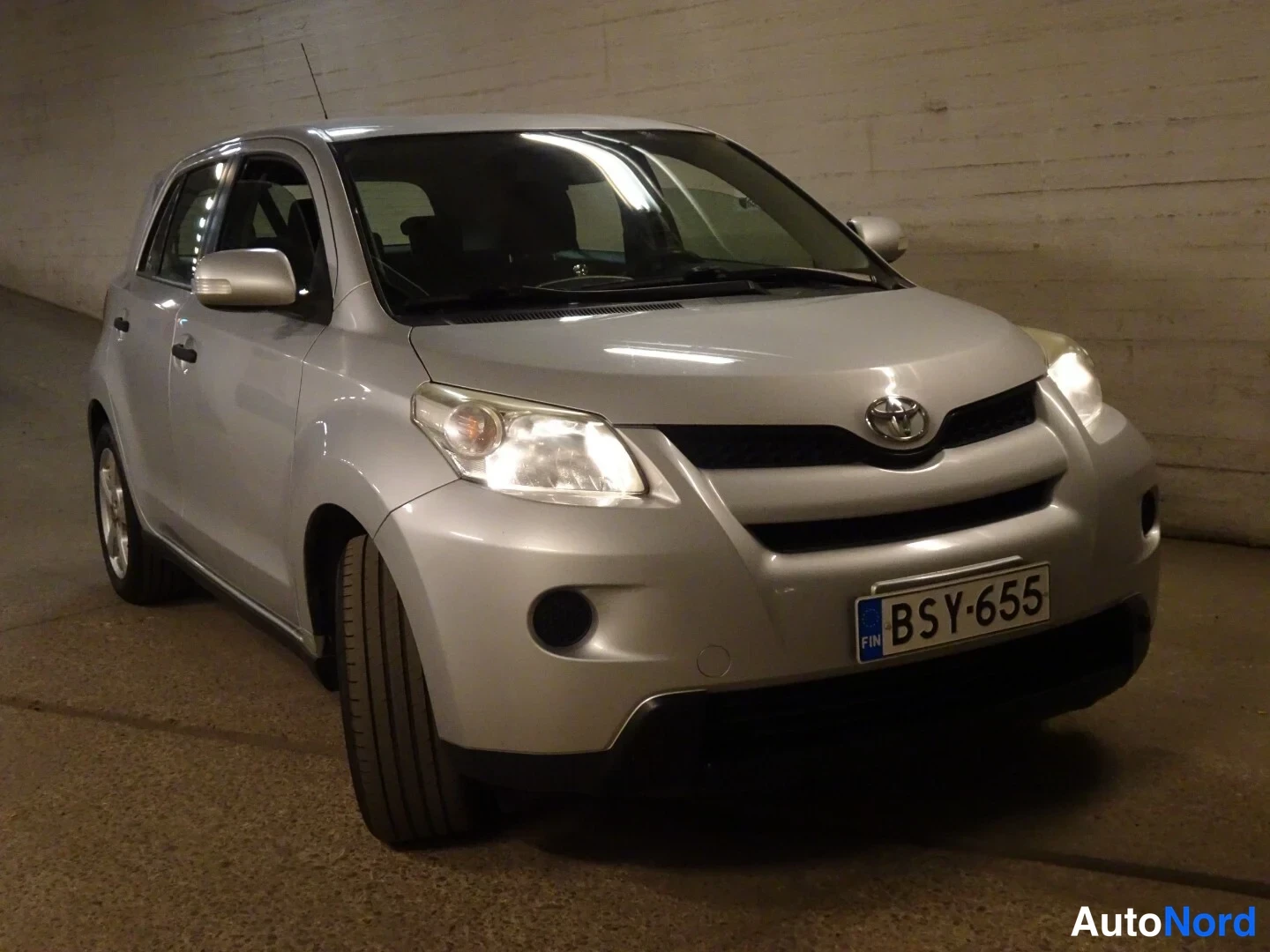 Silver Toyota Urban Cruiser 2009, front three-quarter, nose to the right, photo 11