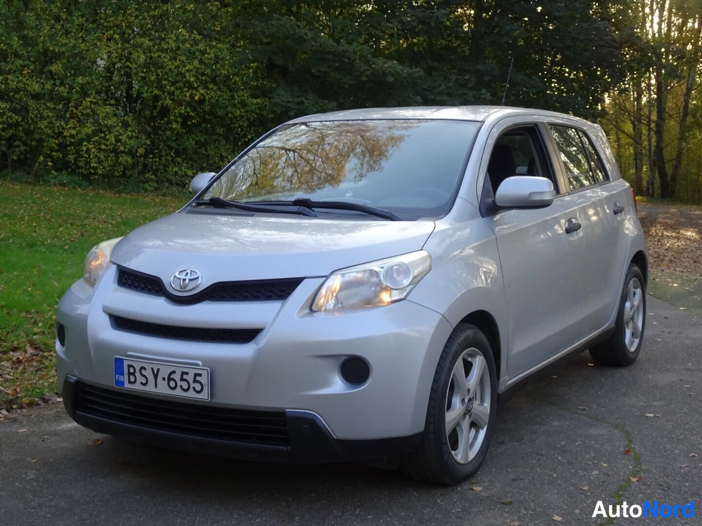 Silver Toyota Urban Cruiser 2009, front three-quarter, nose to the left, photo 6