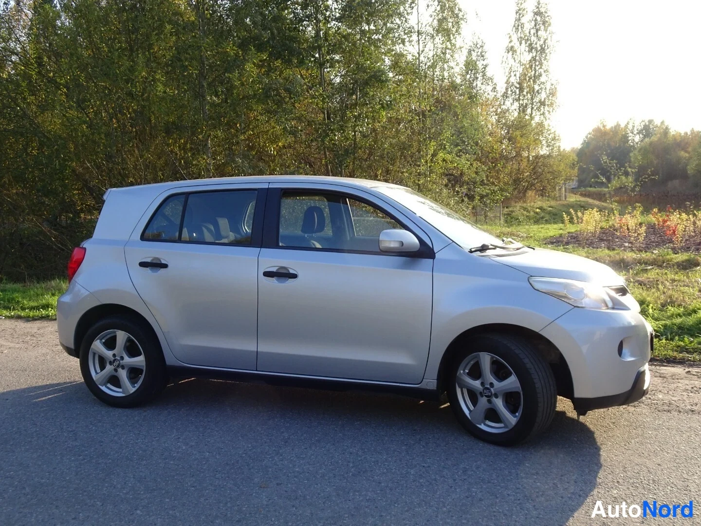 Silver Toyota Urban Cruiser 2009, front three-quarter, nose to the right, photo 9