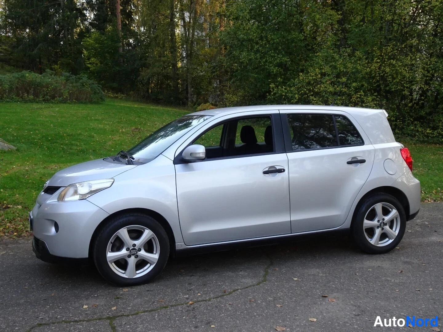 Silver Toyota Urban Cruiser 2009, front three-quarter, nose to the left, photo 2