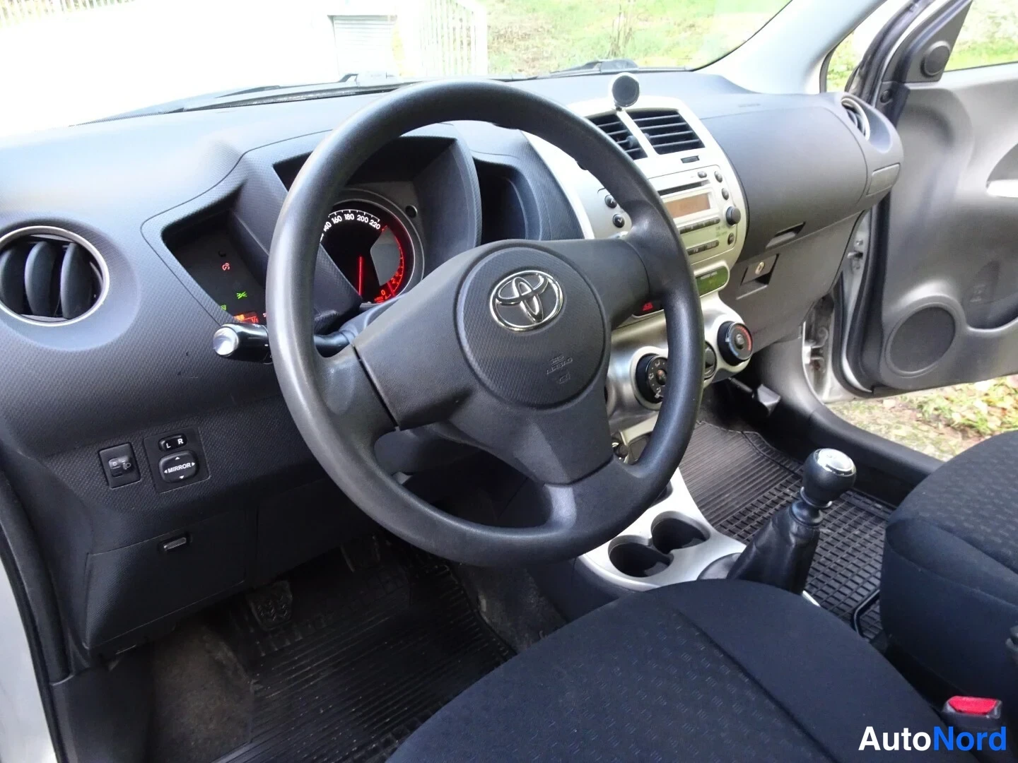 Silver Toyota Urban Cruiser 2009, cockpit, photo 24