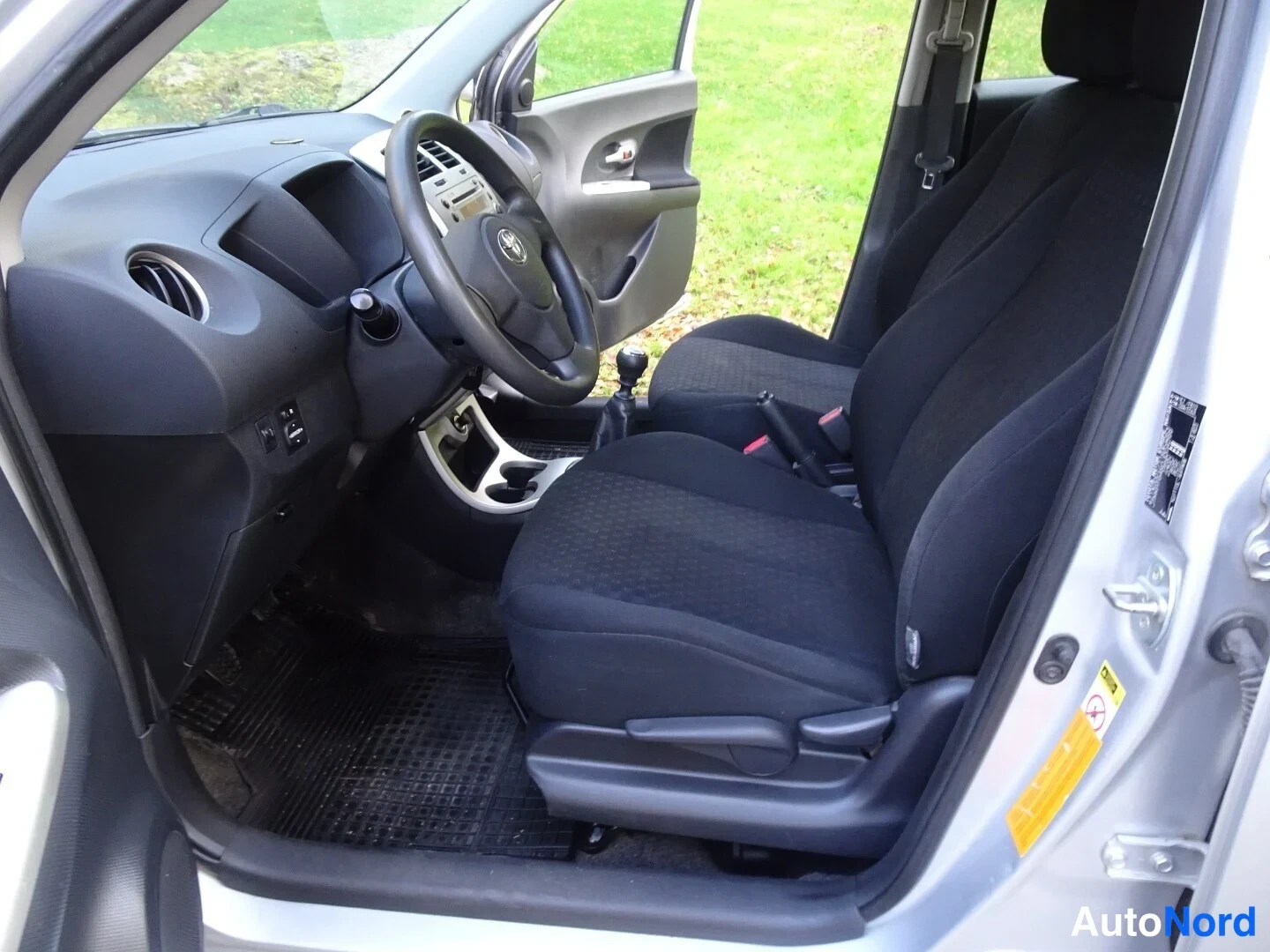 Silver Toyota Urban Cruiser 2009, cockpit, photo 25
