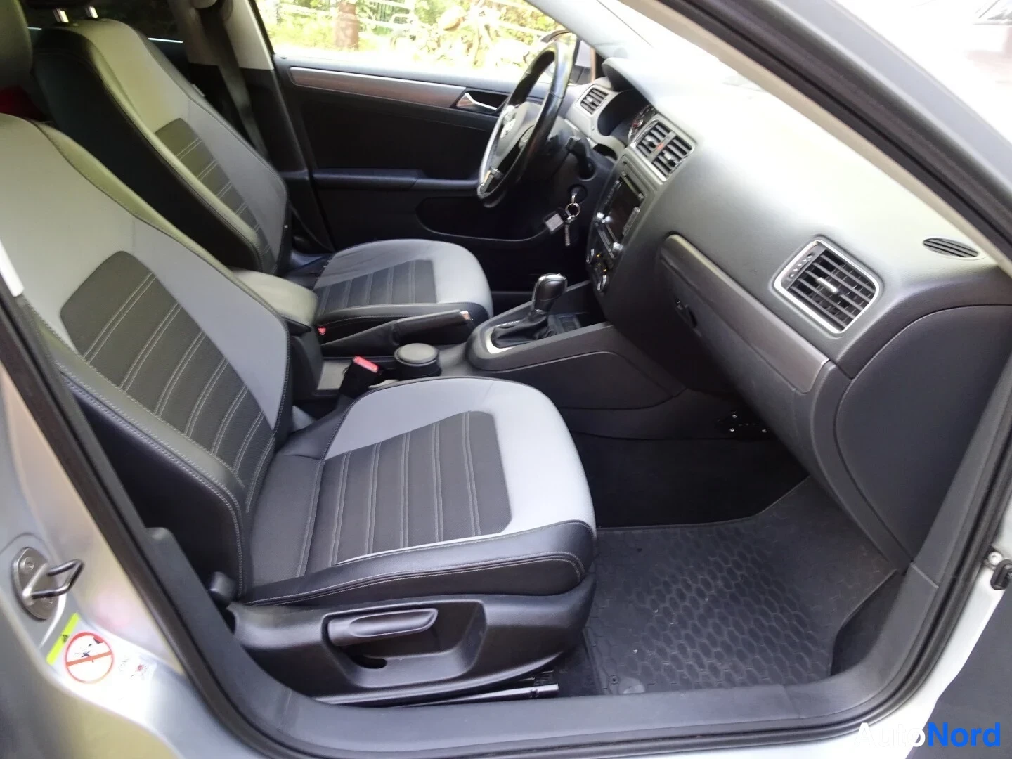 Hopea Volkswagen Jetta 2012, etuistuimet, kuva 14