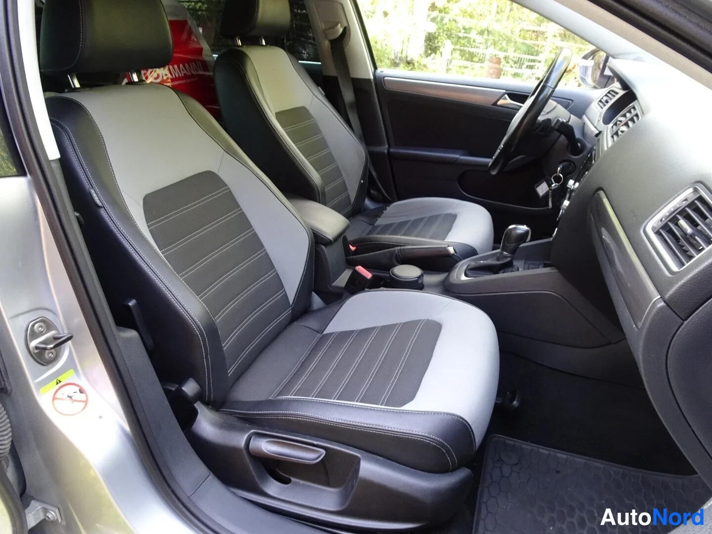Hopea Volkswagen Jetta 2012, etuistuimet, kuva 15