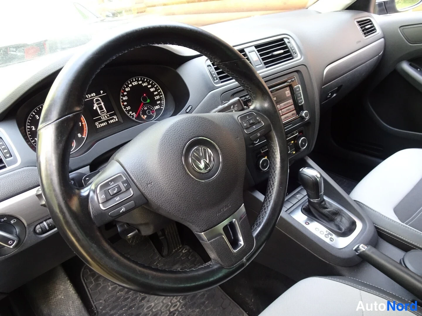 Hopea Volkswagen Jetta 2012, ohjaamo, kuva 12