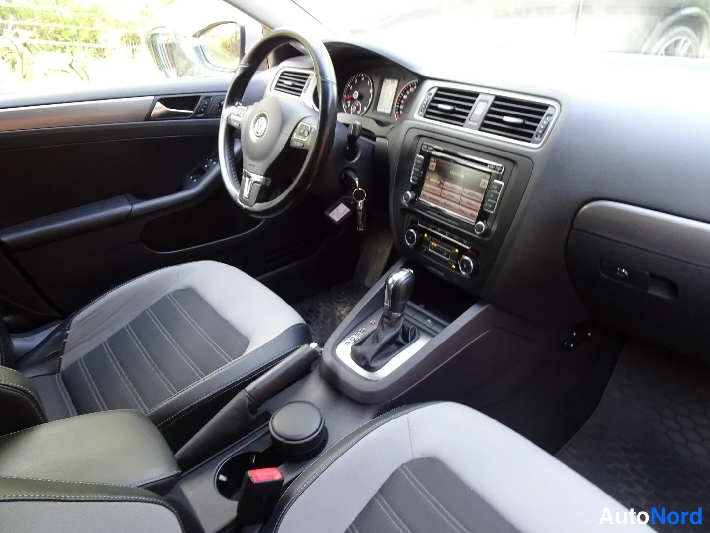 Hopea Volkswagen Jetta 2012, ohjaamo, kuva 13