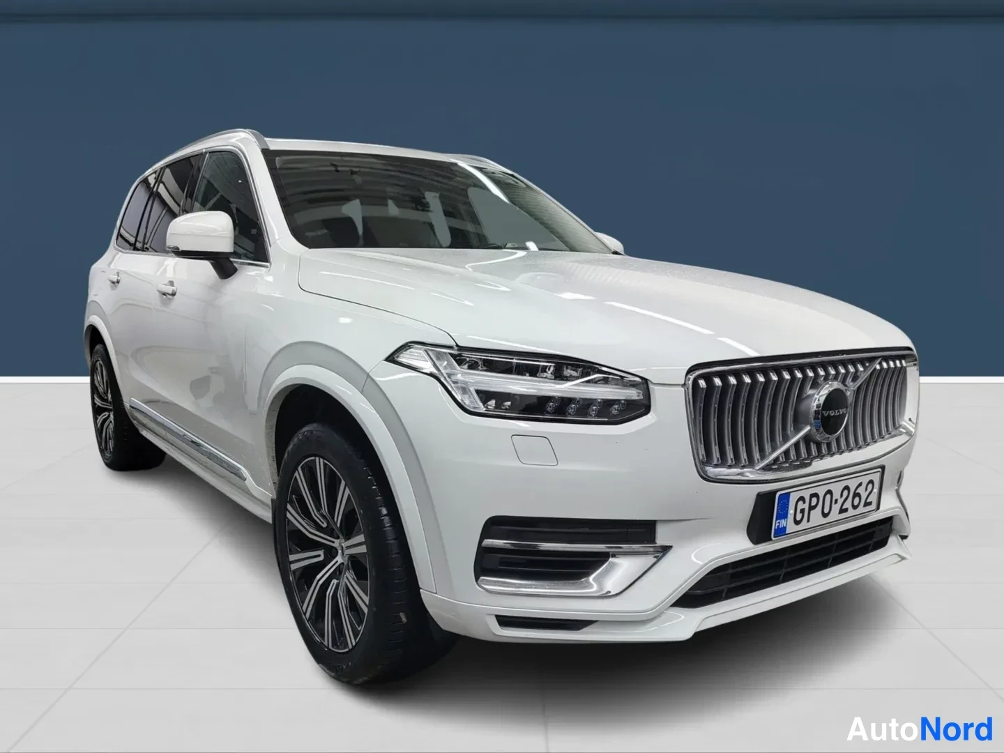 Valkoinen Volvo XC90 2021, etuviisto, keula oikealle, kuva 3