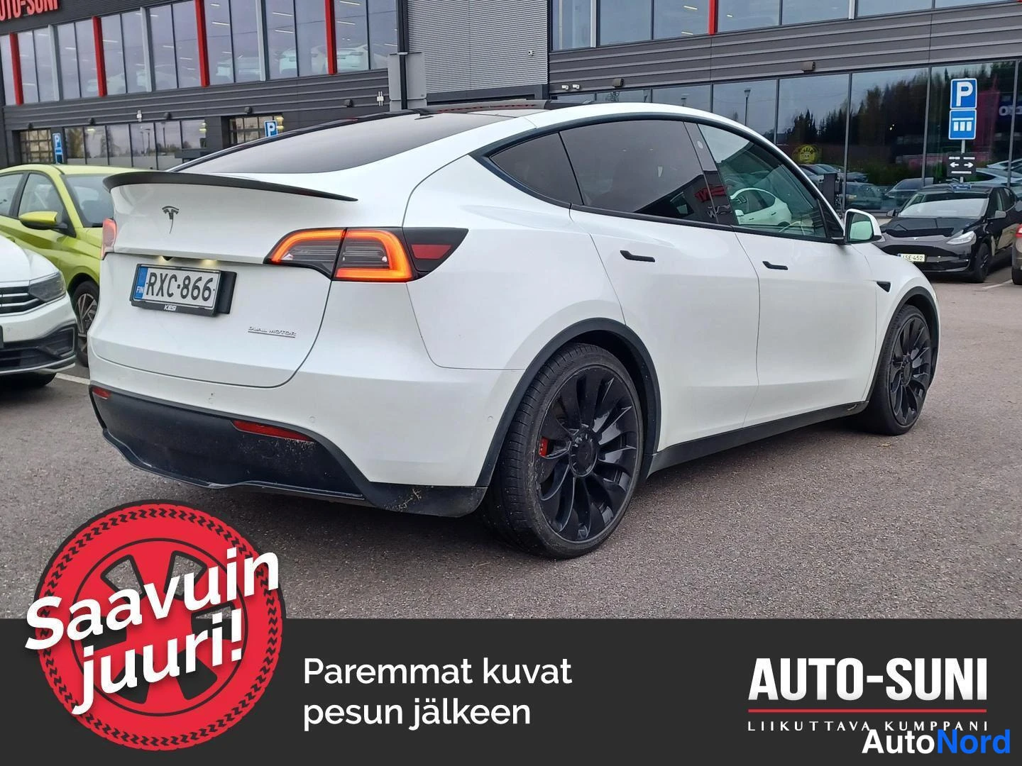 Valkoinen Tesla Model Y 2022, takaviisto, kuva 2