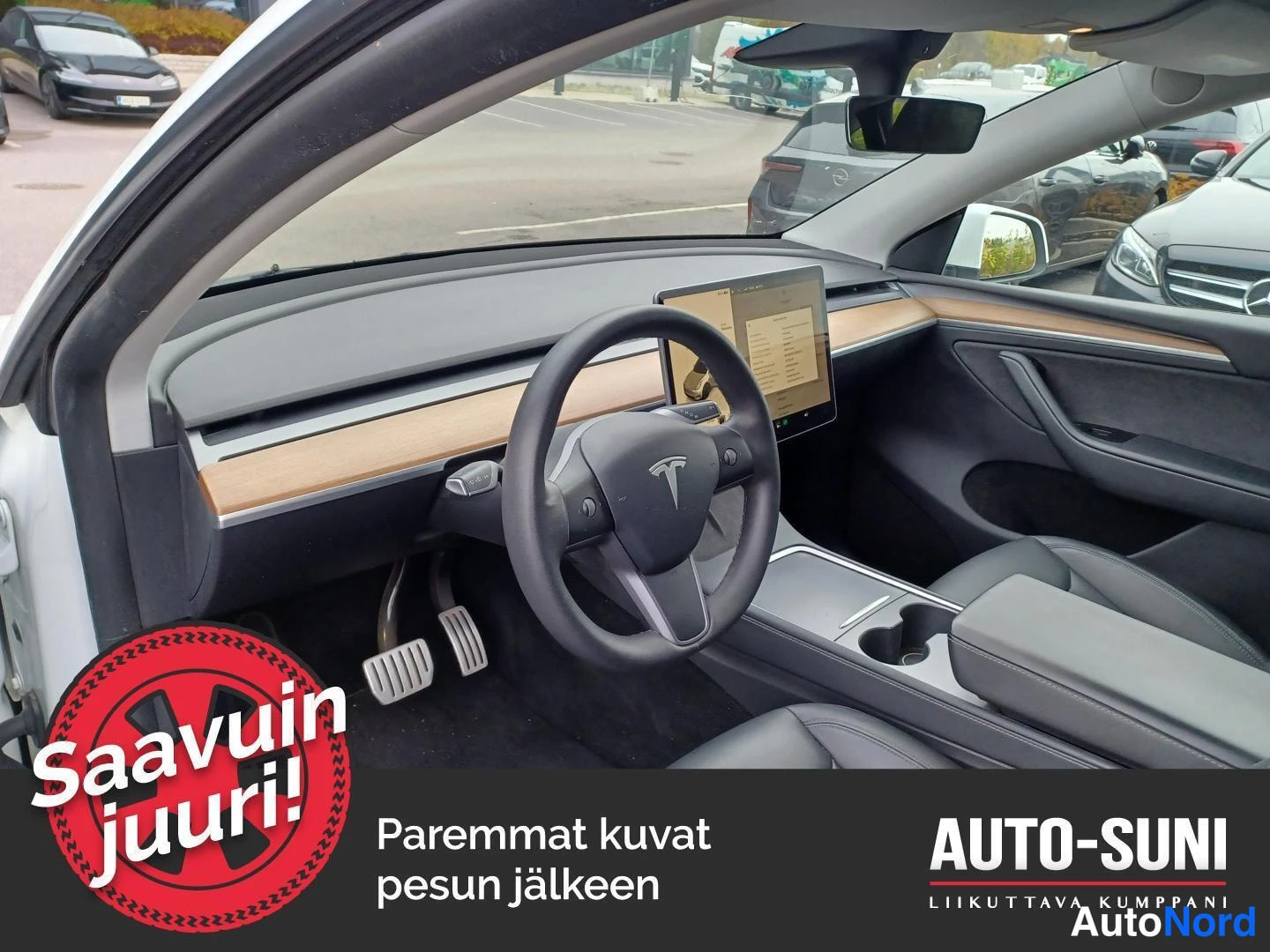 Valkoinen Tesla Model Y 2022, ohjaamo, kuva 3