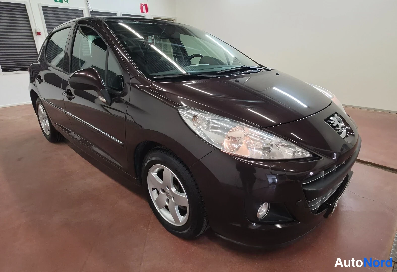 Ruskea Peugeot 207 2011, etuviisto, keula oikealle, kuva 2