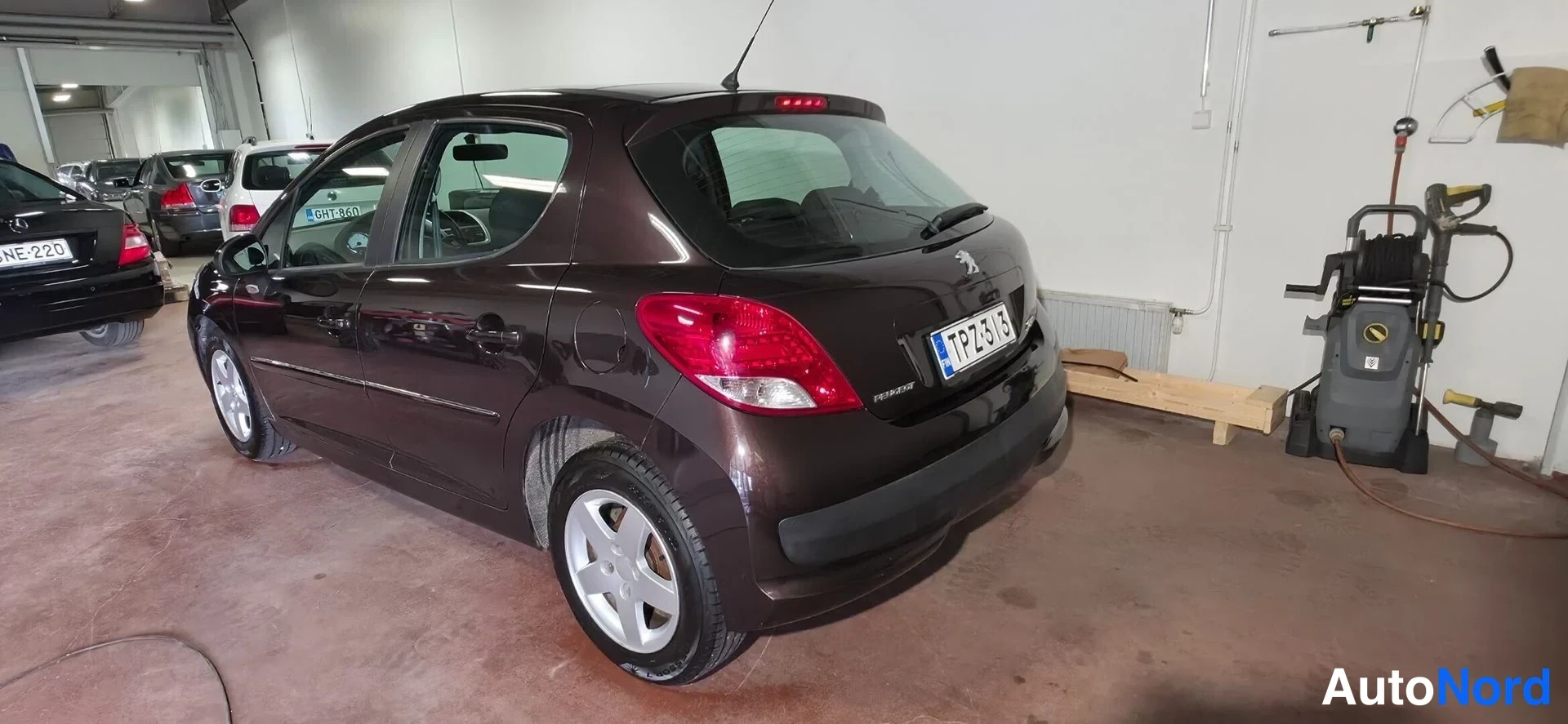 Ruskea Peugeot 207 2011, takaviisto, kuva 6