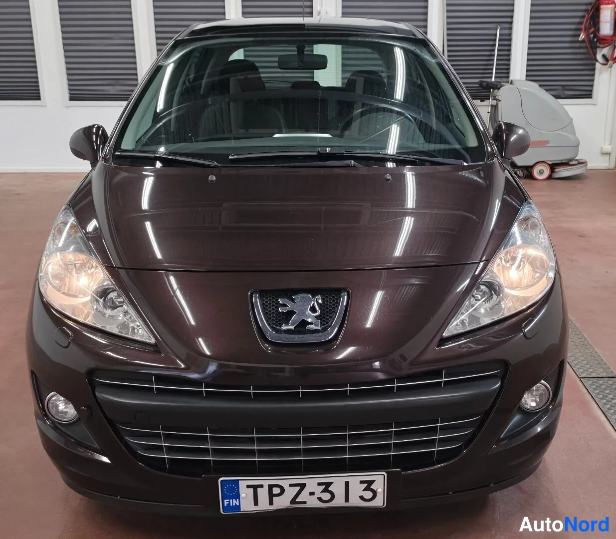 Ruskea Peugeot 207 2011, edestä, kuva 3