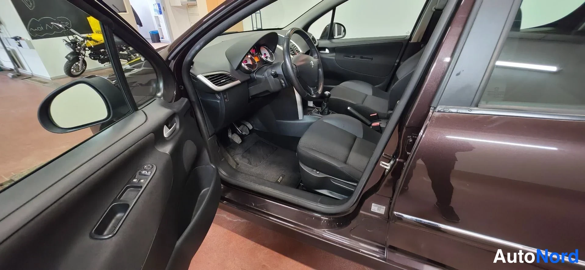 Ruskea Peugeot 207 2011, ohjaamo, kuva 13