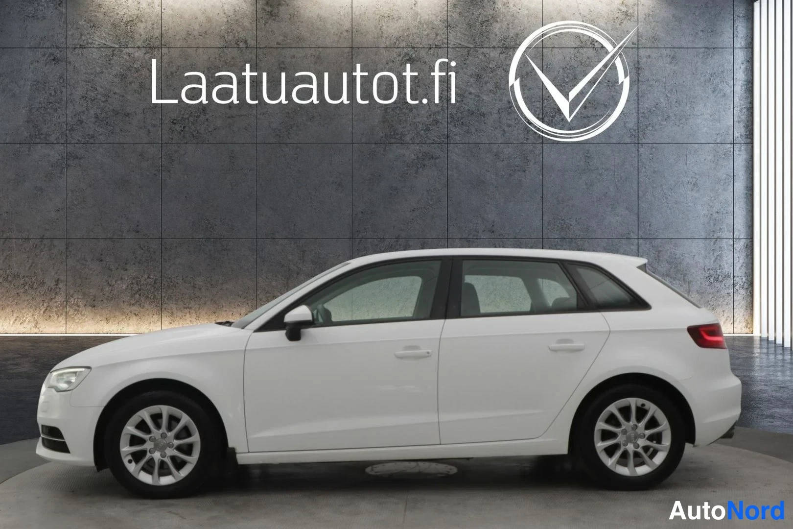 Valkoinen Audi A3 Sportback 2016, sivulta, kuva 4