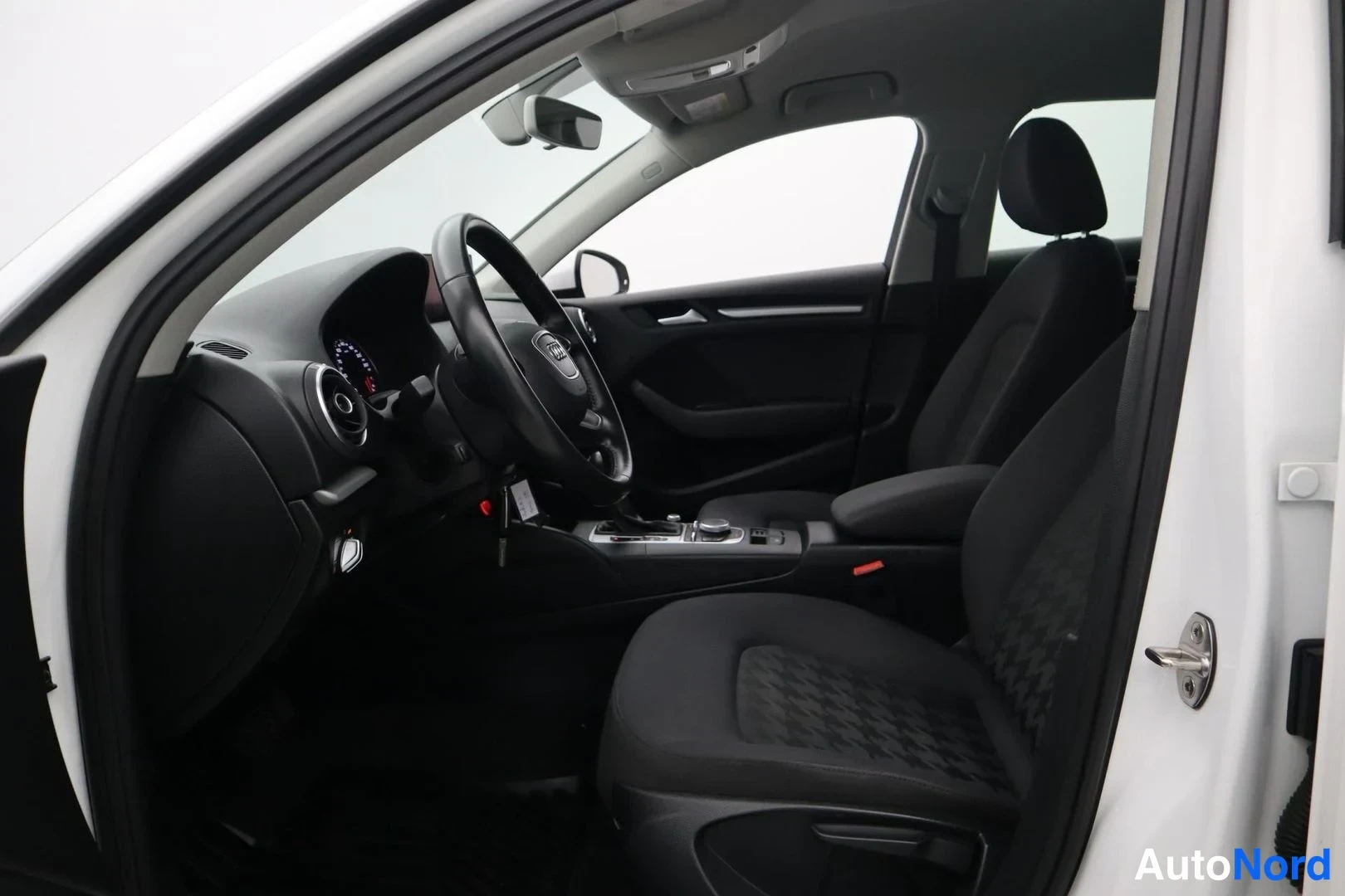 Valkoinen Audi A3 Sportback 2016, ohjaamo, kuva 10