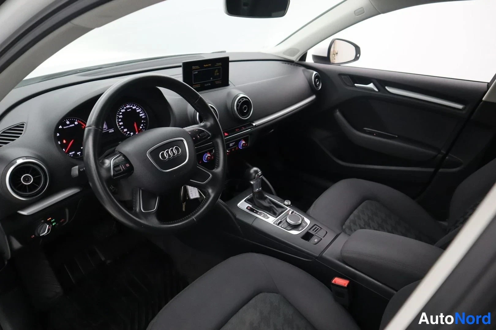 Valkoinen Audi A3 Sportback 2016, ohjaamo, kuva 11