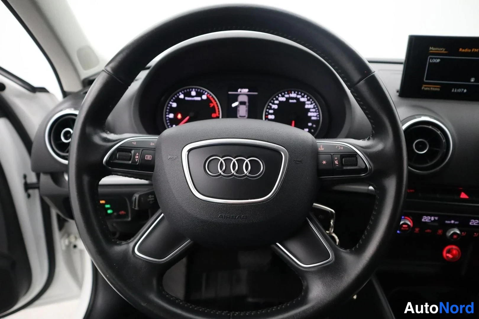 Valkoinen Audi A3 Sportback 2016, ohjaamo, kuva 12