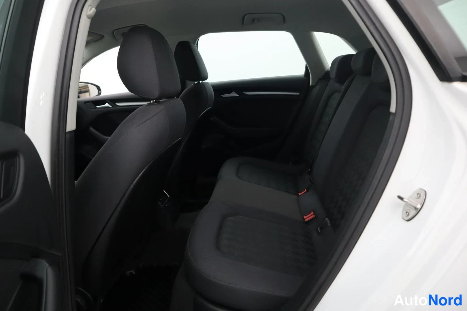Valkoinen Audi A3 Sportback 2016, takaistuimet, kuva 16