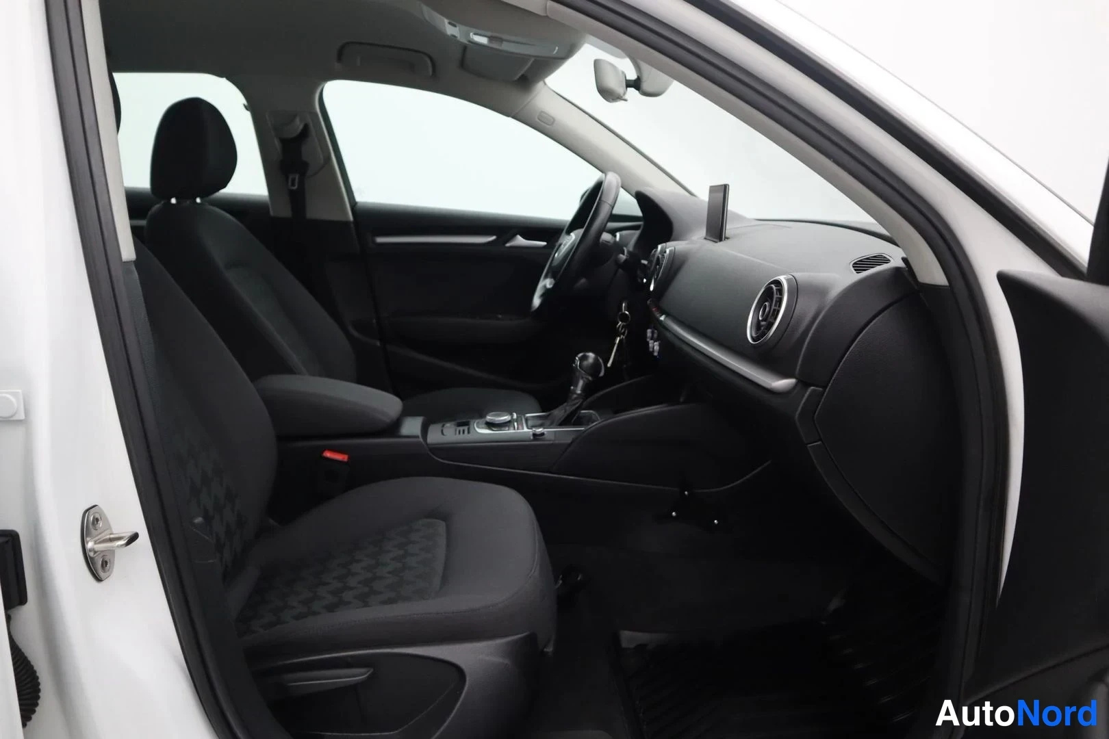 Valkoinen Audi A3 Sportback 2016, ohjaamo, kuva 13