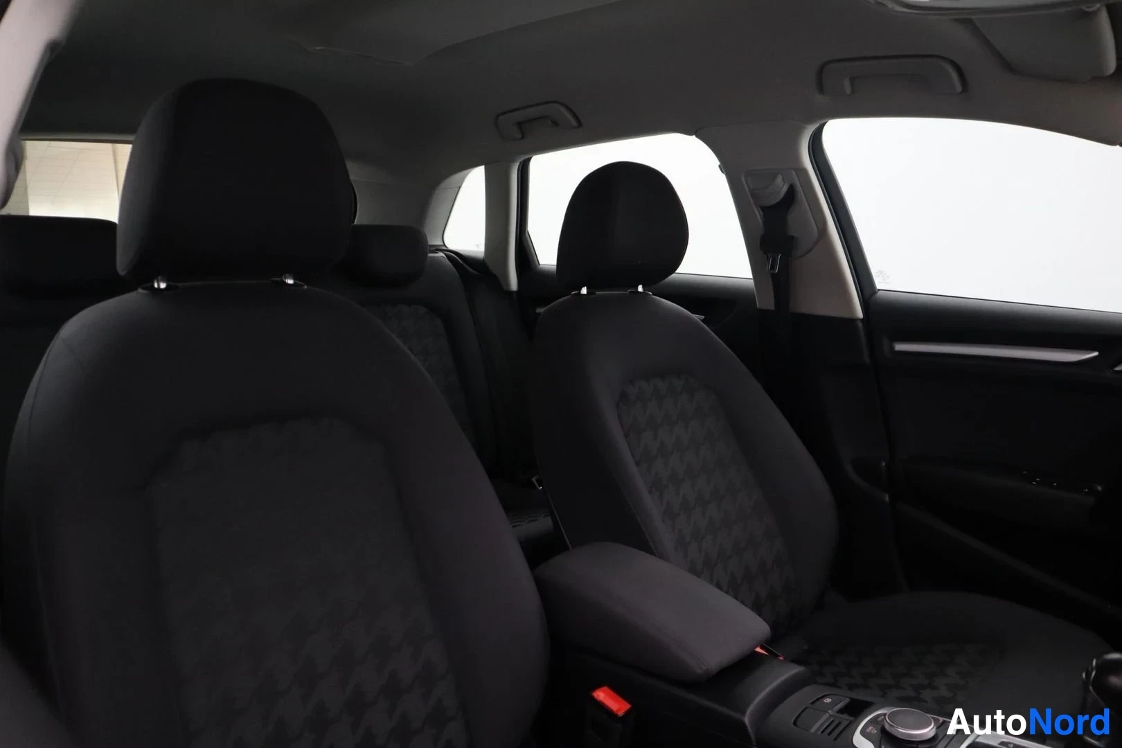 Valkoinen Audi A3 Sportback 2016, etuistuimet, kuva 15
