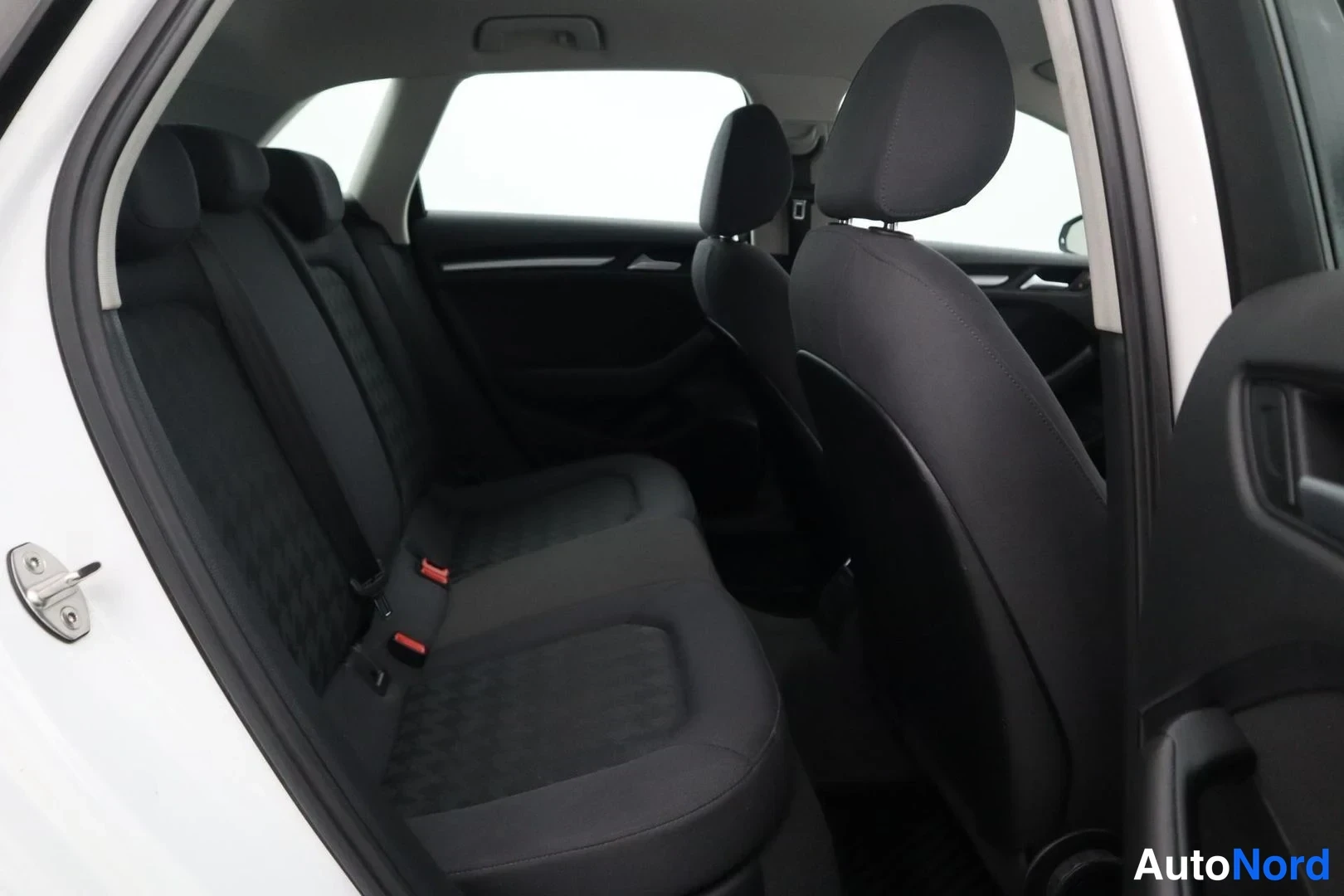 Valkoinen Audi A3 Sportback 2016, takaistuimet, kuva 17