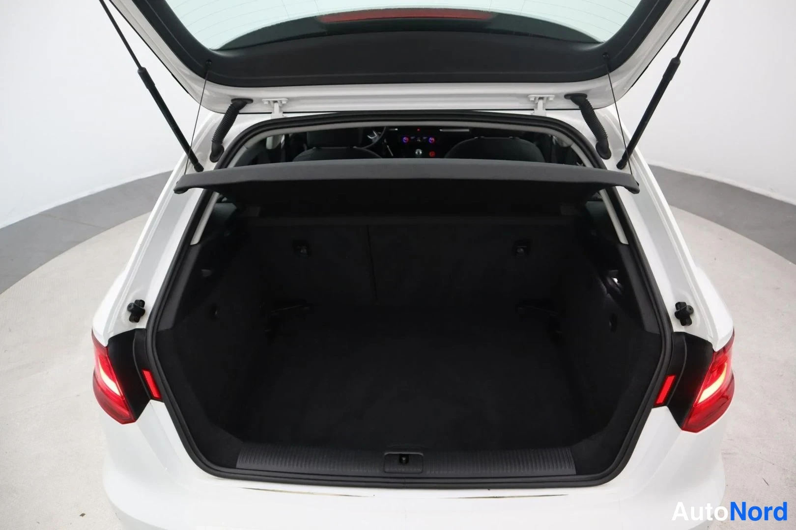 Valkoinen Audi A3 Sportback 2016, takaa, kuva 7