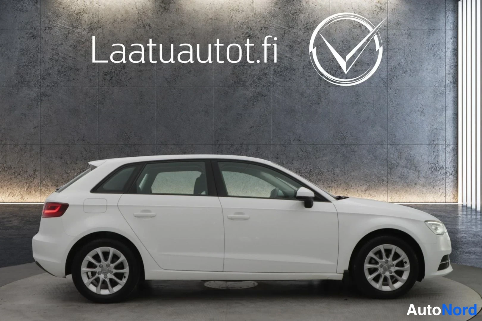 Valkoinen Audi A3 Sportback 2016, etuviisto, keula oikealle, kuva 2