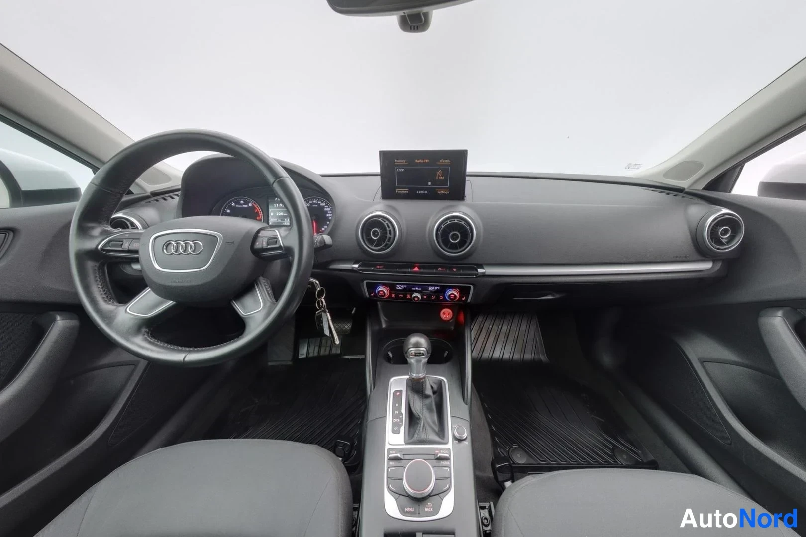 Valkoinen Audi A3 Sportback 2016, ohjaamo, kuva 8