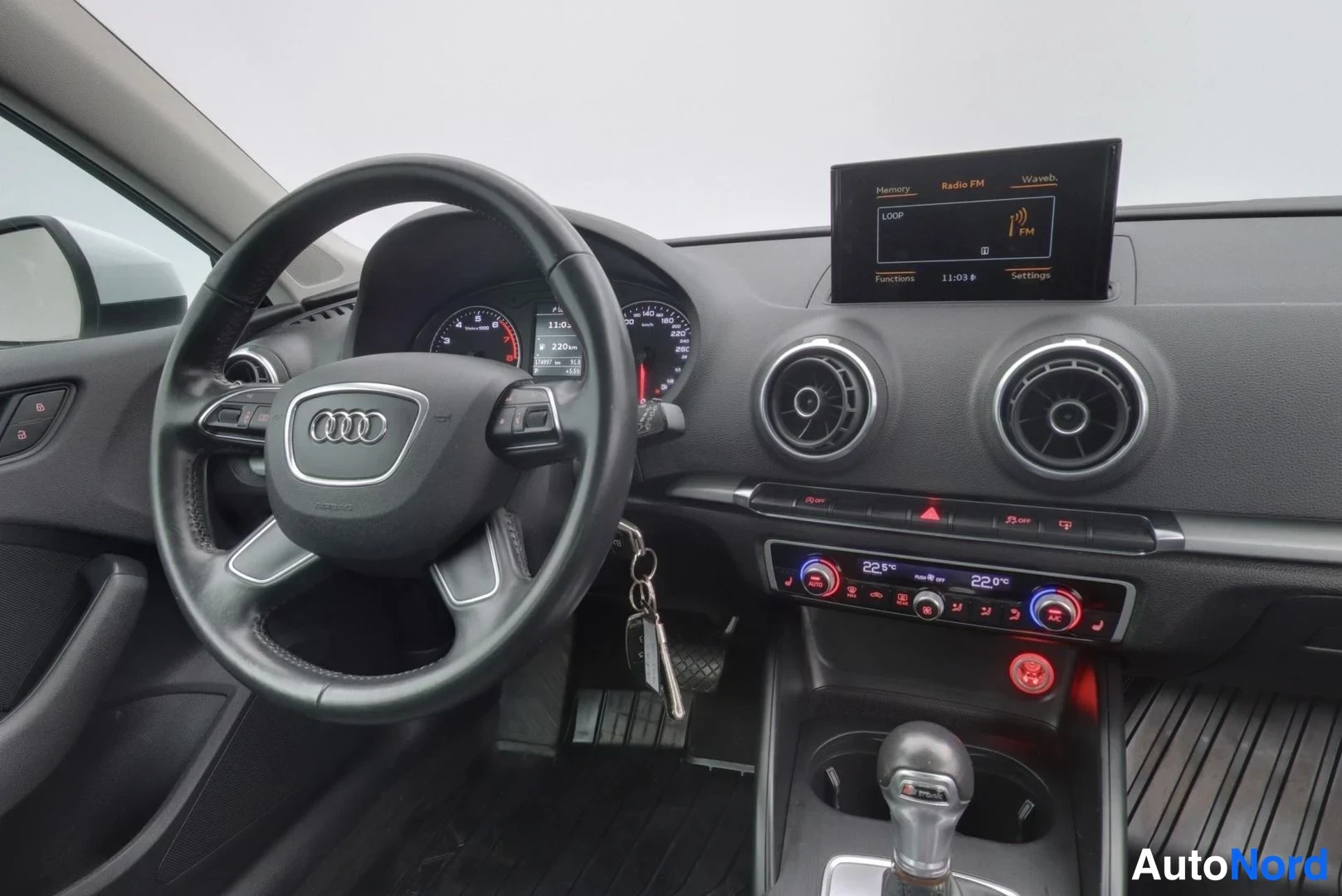 Valkoinen Audi A3 Sportback 2016, ohjaamo, kuva 9
