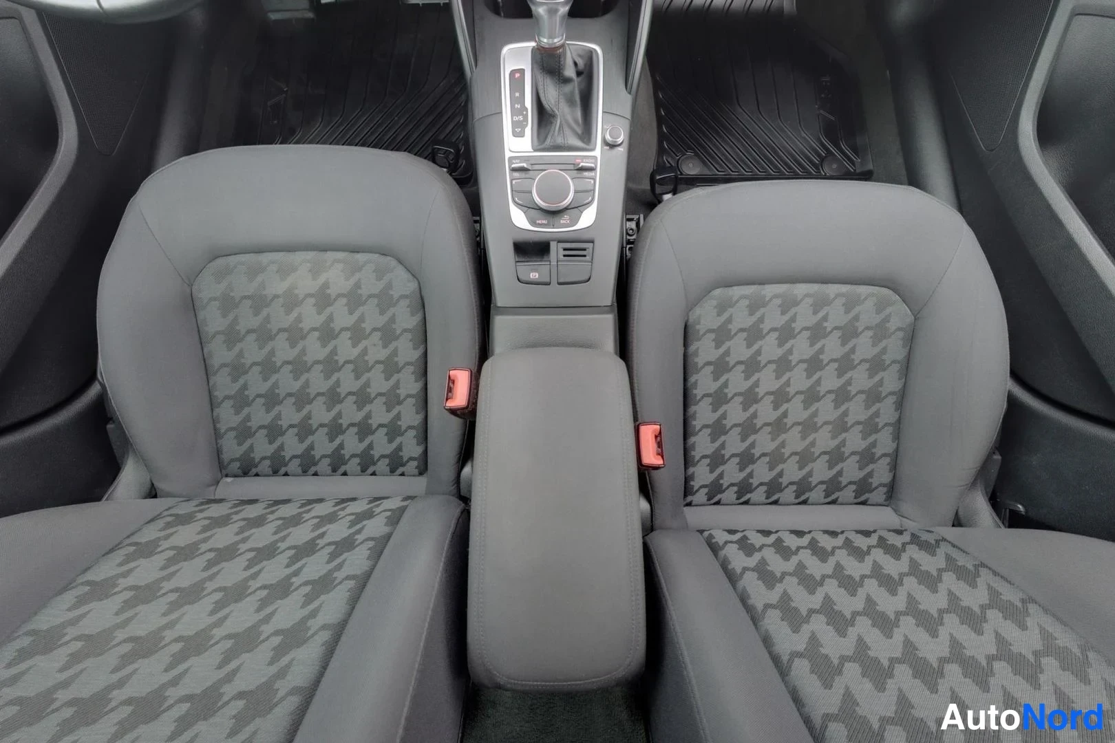 Valkoinen Audi A3 Sportback 2016, etuistuimet, kuva 14