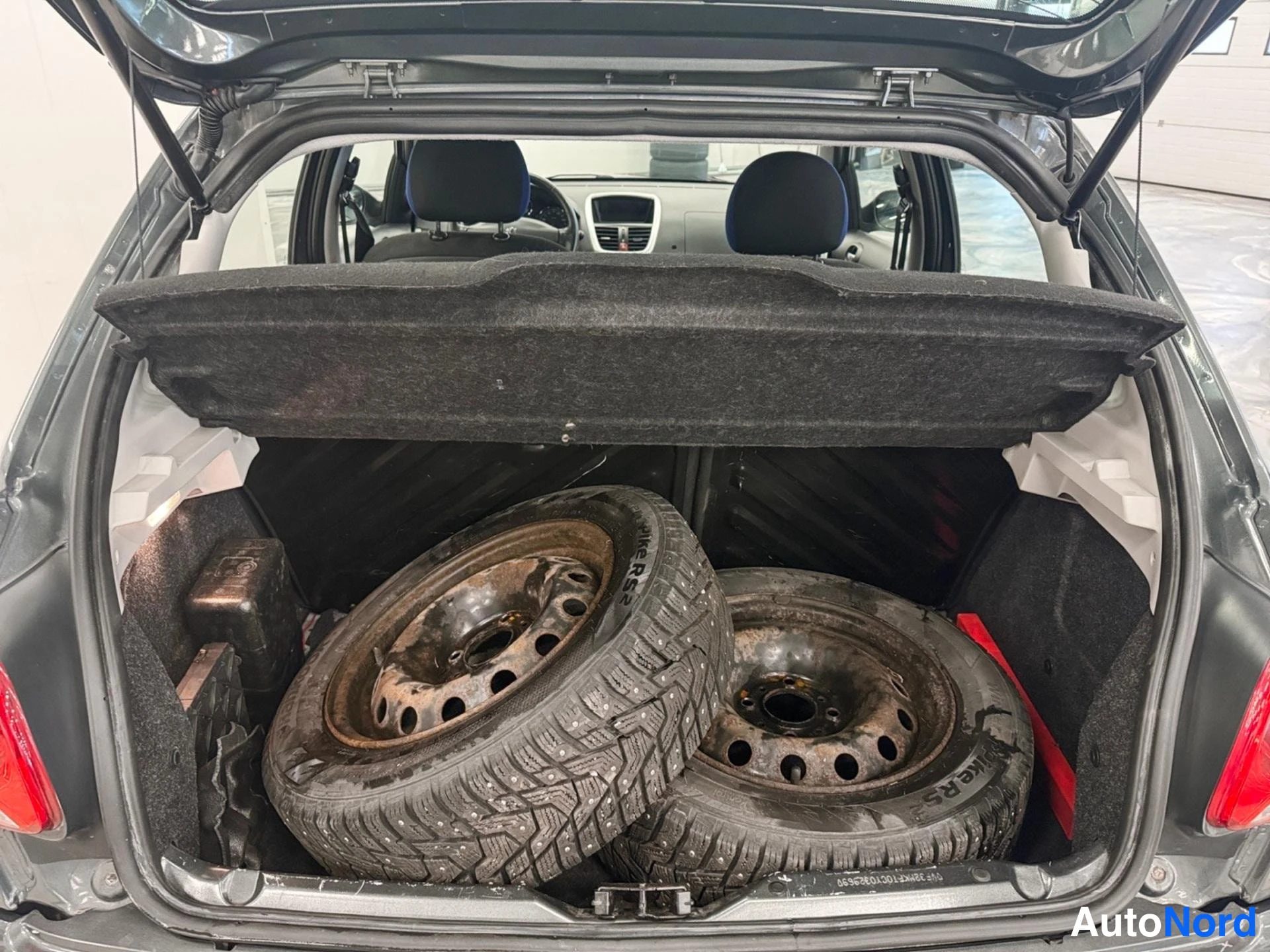 Harmaa Peugeot 206+ 2012, tavaratila, kuva 17