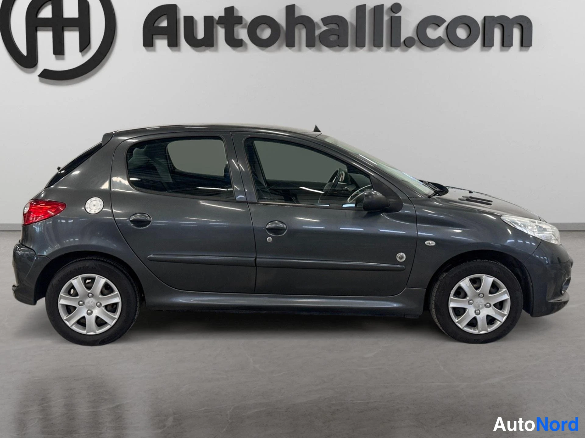 Harmaa Peugeot 206+ 2012, etuviisto, keula oikealle, kuva 4