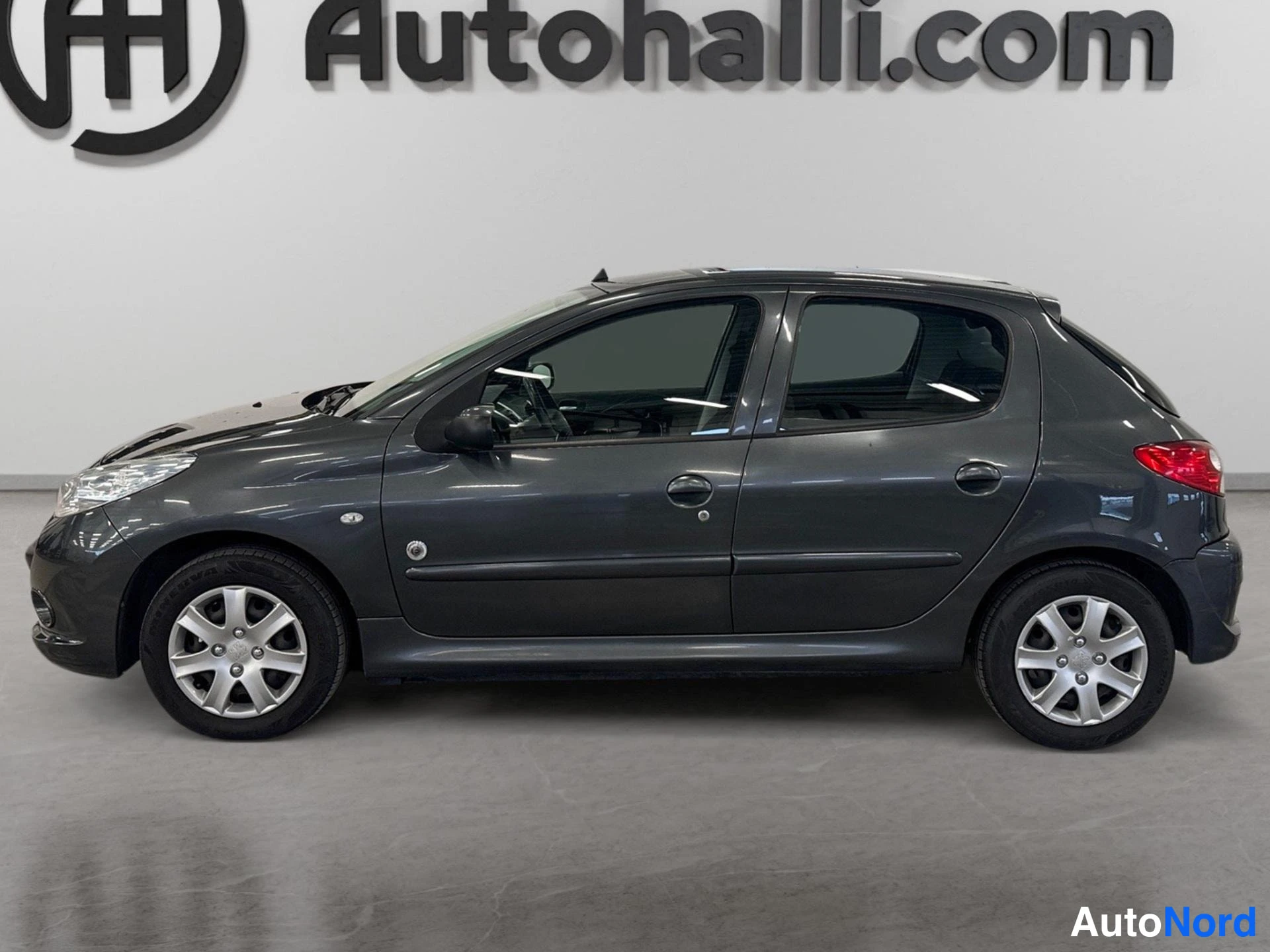 Harmaa Peugeot 206+ 2012, etuviisto, keula vasemmalle, kuva 2