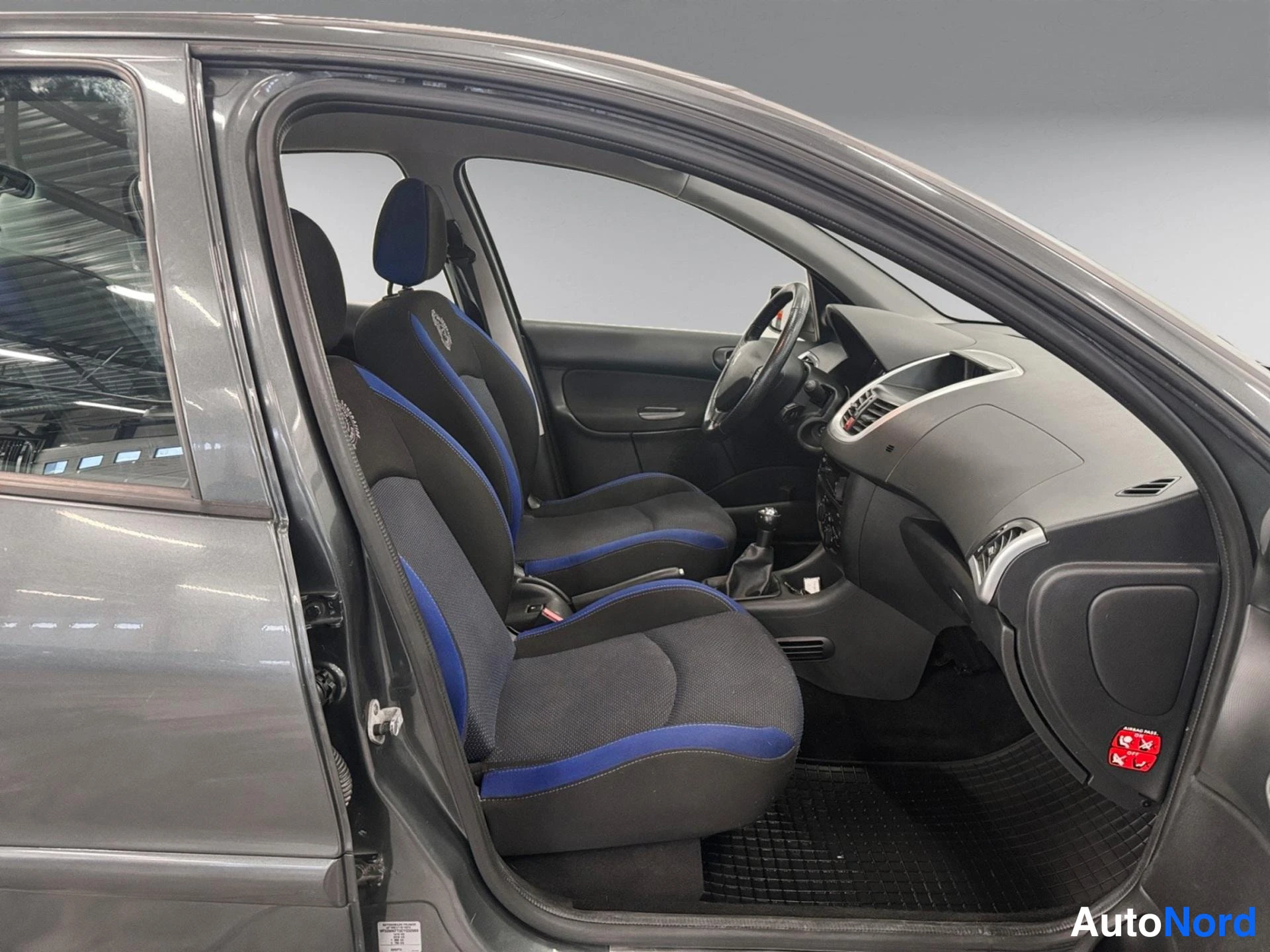 Harmaa Peugeot 206+ 2012, etuistuimet, kuva 15